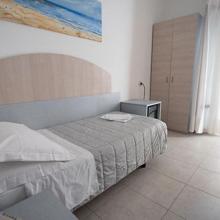 Hotel Petite Fleur Alba Adriatica Bagian luar foto
