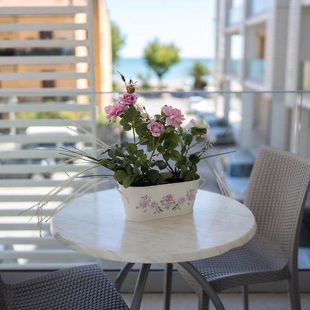 Hotel Petite Fleur Alba Adriatica Bagian luar foto