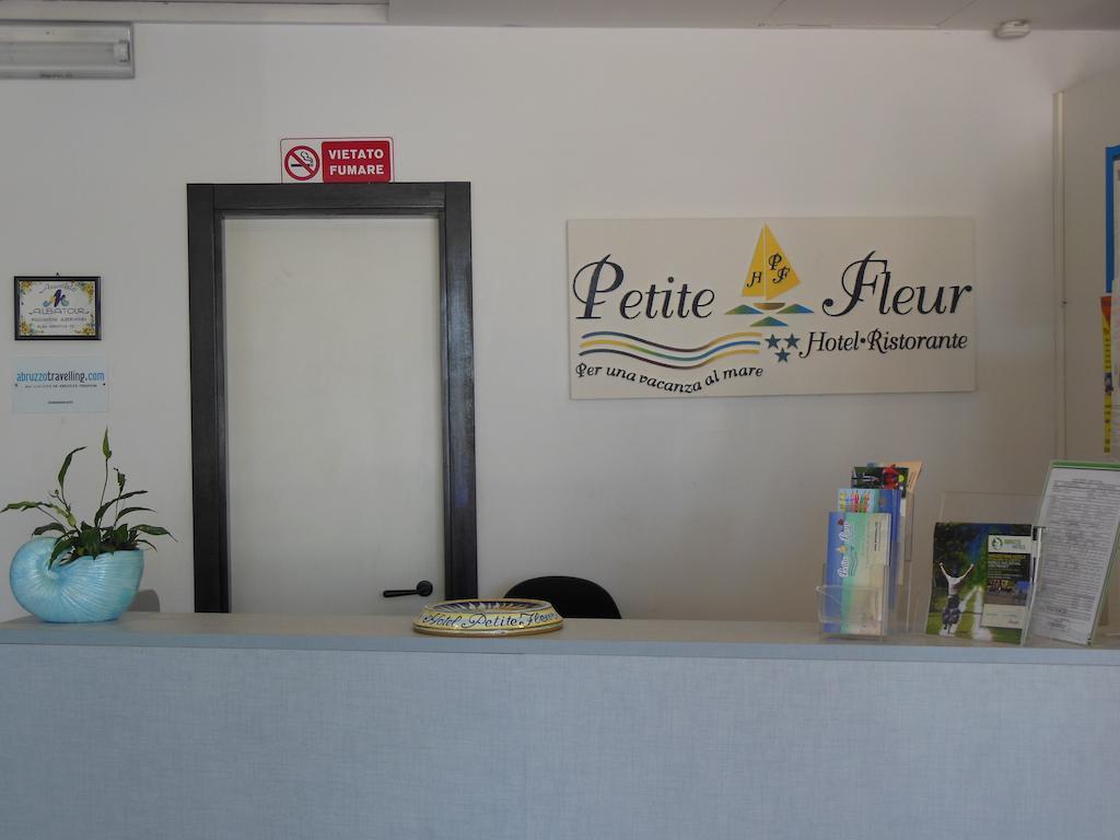 Hotel Petite Fleur Alba Adriatica Bagian luar foto