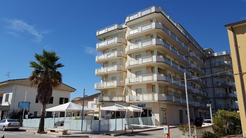 Hotel Petite Fleur Alba Adriatica Bagian luar foto