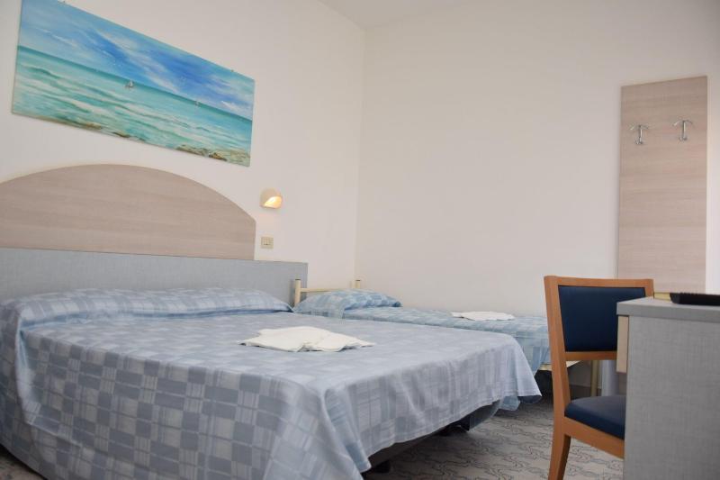 Hotel Petite Fleur Alba Adriatica Bagian luar foto