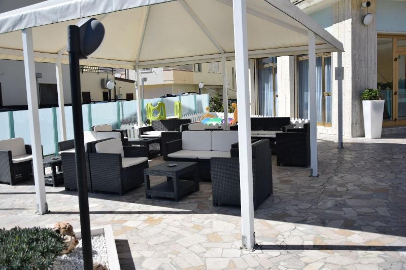Hotel Petite Fleur Alba Adriatica Bagian luar foto