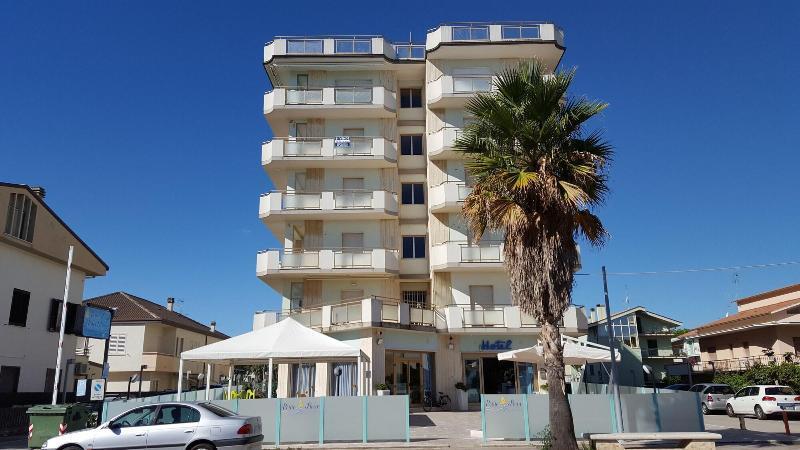 Hotel Petite Fleur Alba Adriatica Bagian luar foto