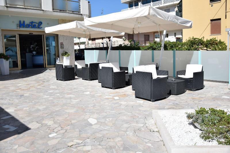 Hotel Petite Fleur Alba Adriatica Bagian luar foto
