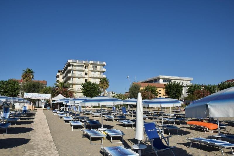 Hotel Petite Fleur Alba Adriatica Bagian luar foto