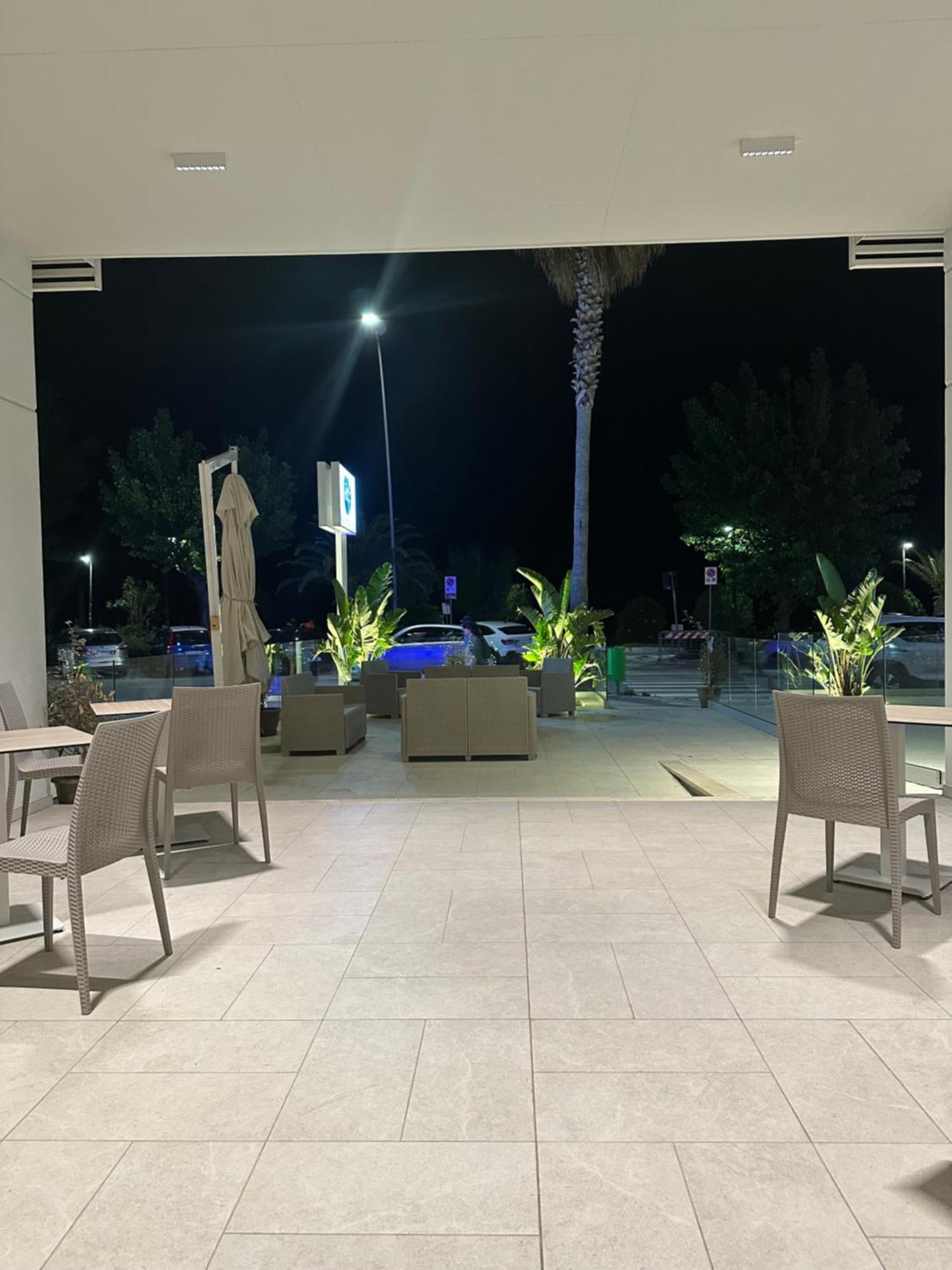 Hotel Petite Fleur Alba Adriatica Bagian luar foto