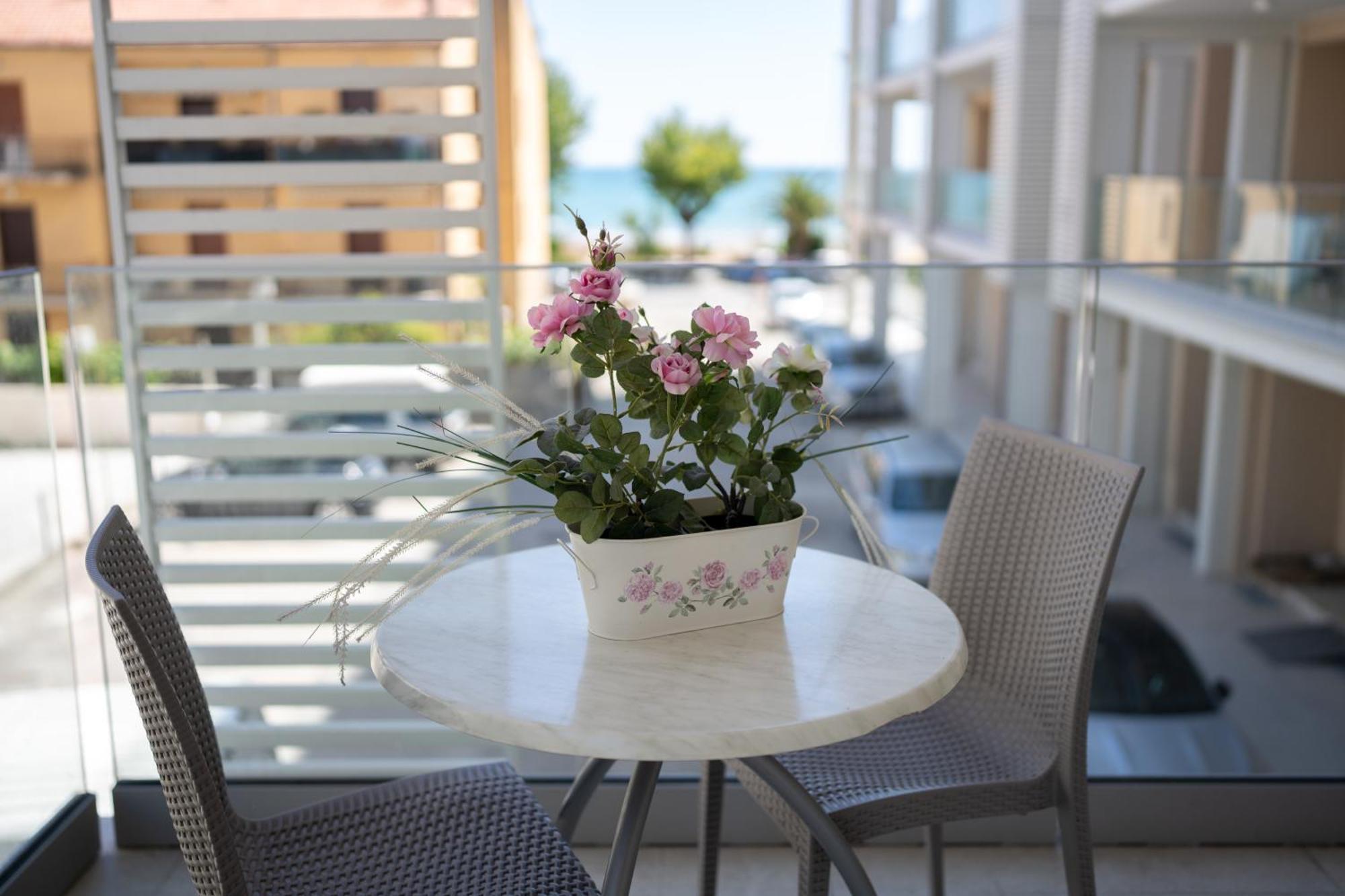 Hotel Petite Fleur Alba Adriatica Bagian luar foto