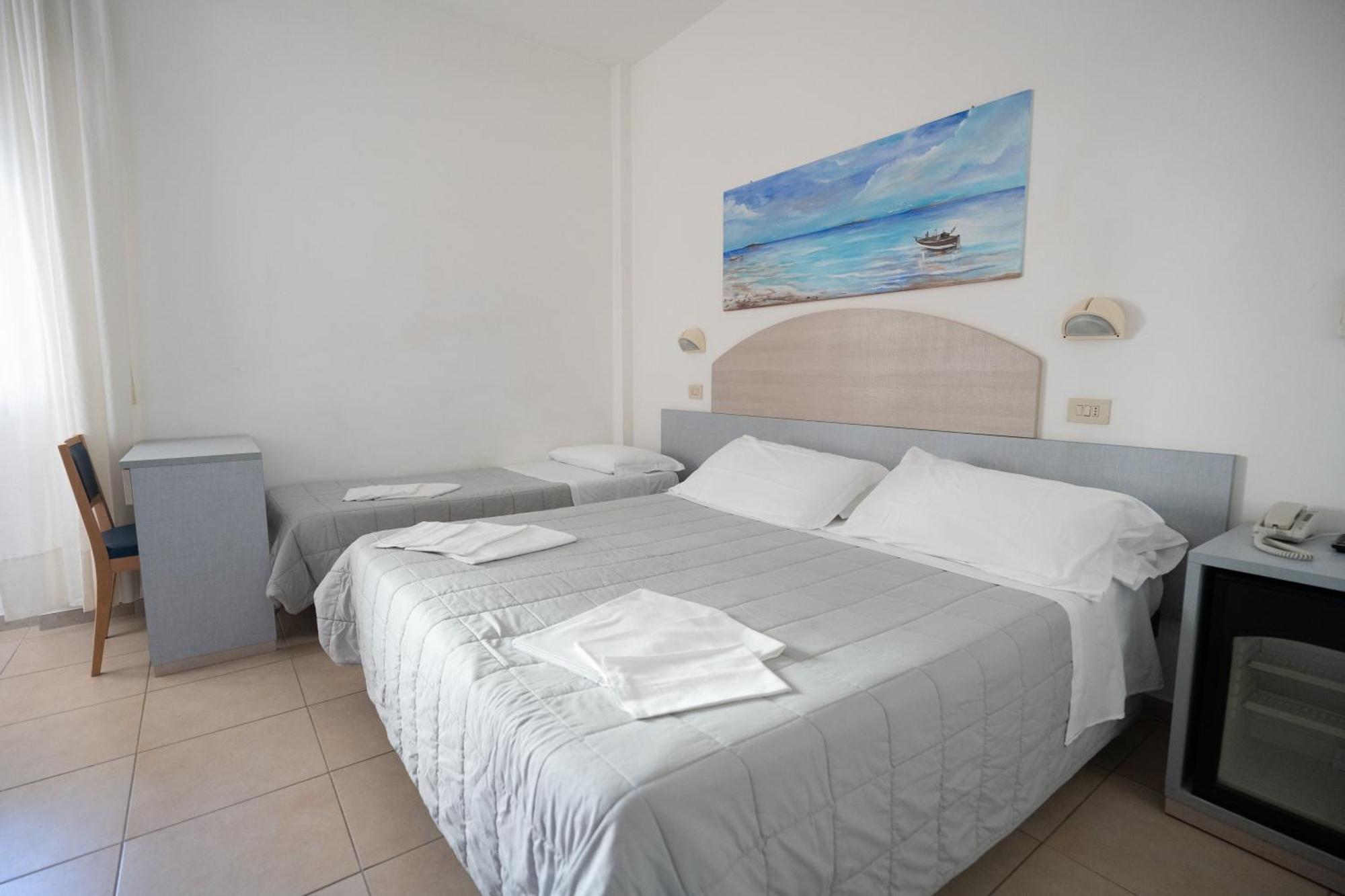Hotel Petite Fleur Alba Adriatica Bagian luar foto