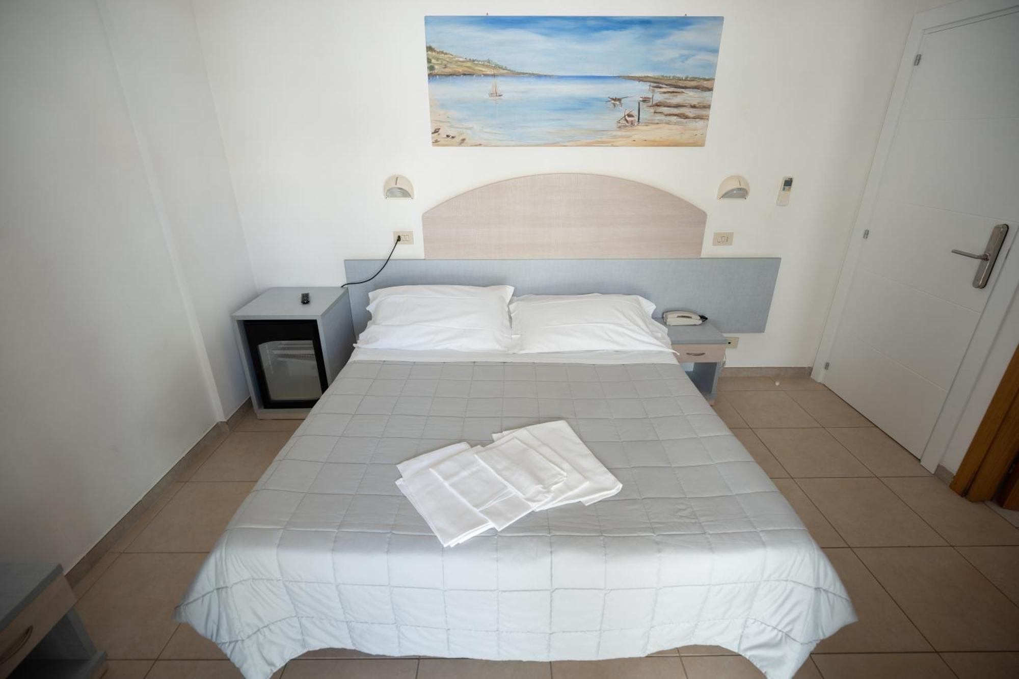 Hotel Petite Fleur Alba Adriatica Bagian luar foto