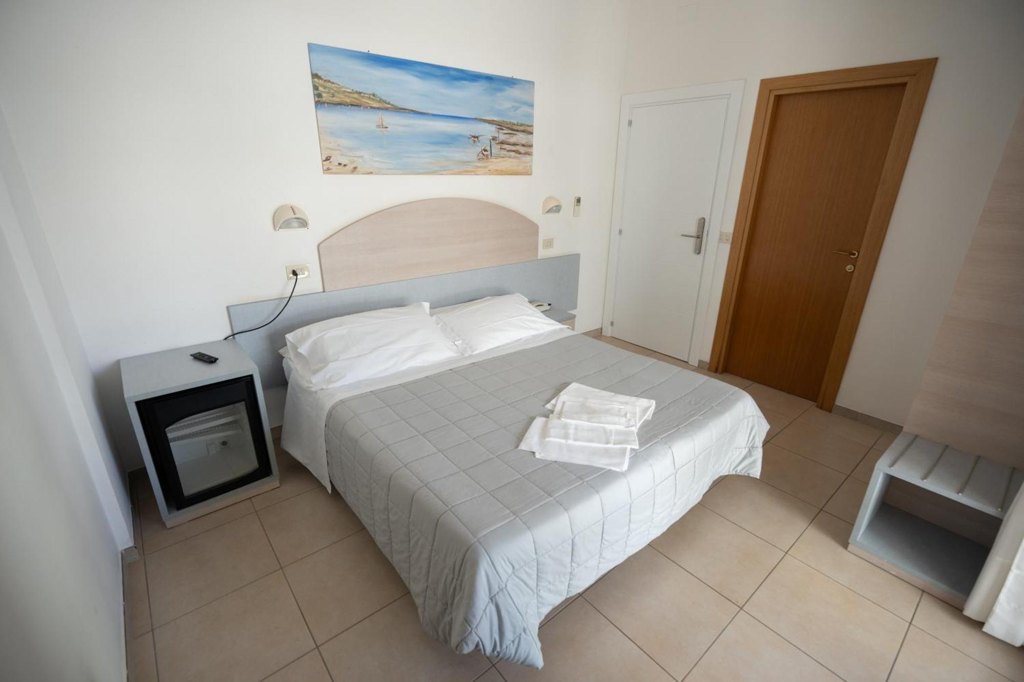 Hotel Petite Fleur Alba Adriatica Bagian luar foto