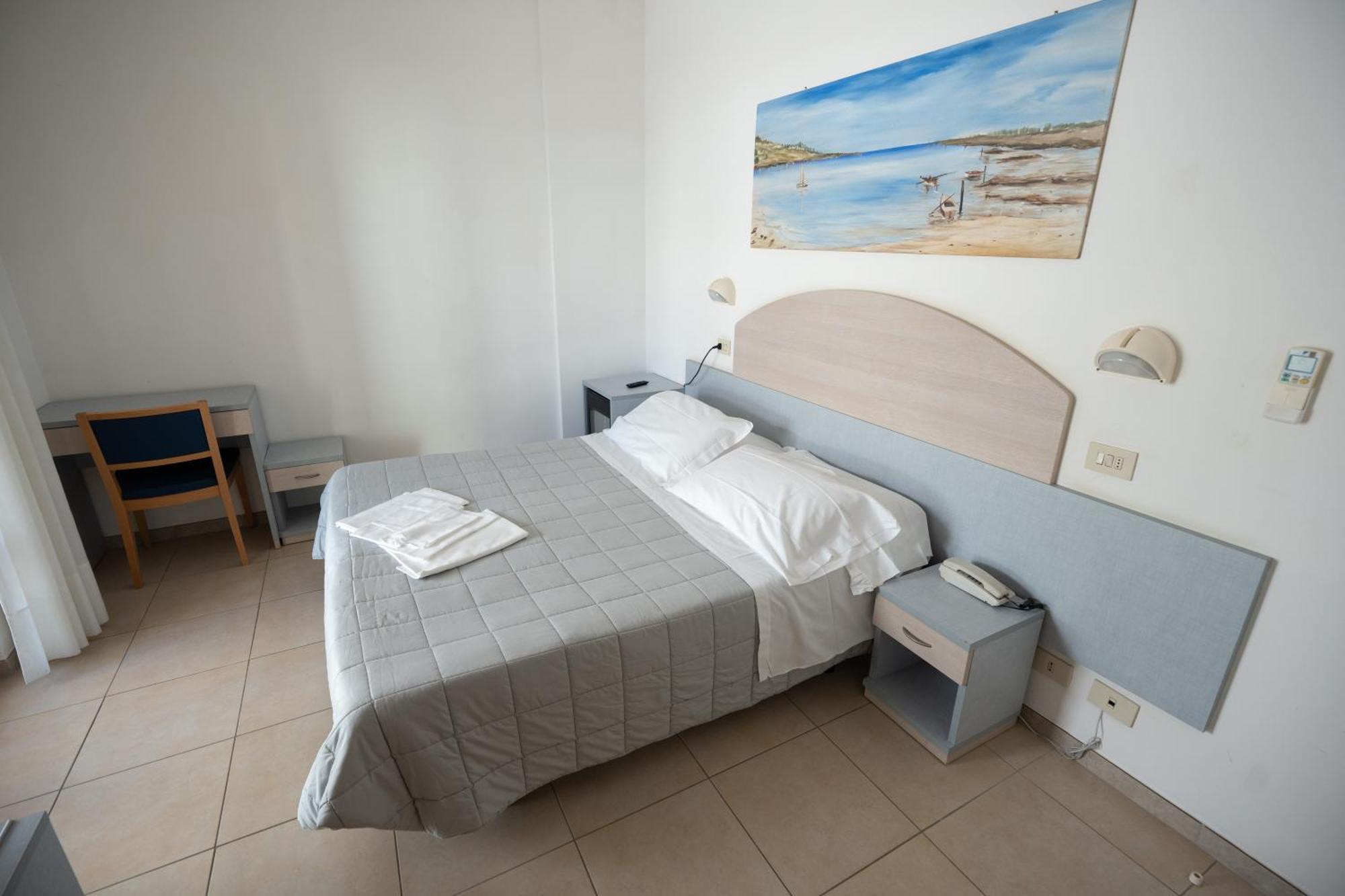 Hotel Petite Fleur Alba Adriatica Bagian luar foto