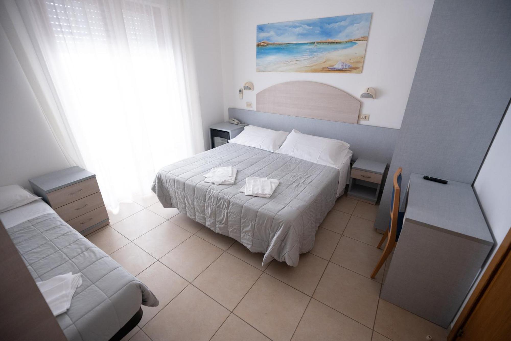 Hotel Petite Fleur Alba Adriatica Bagian luar foto
