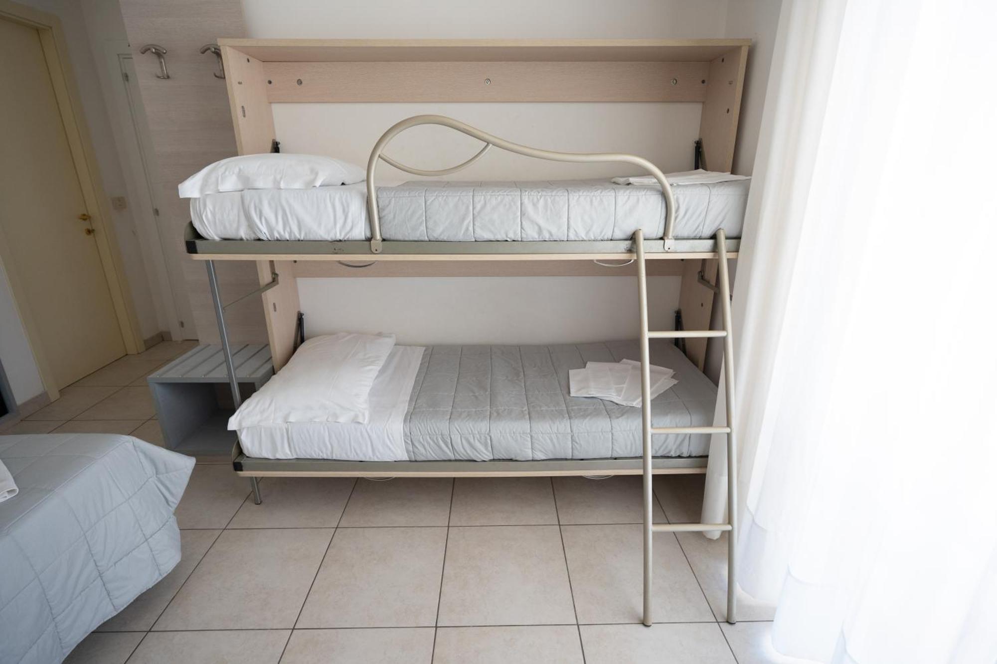 Hotel Petite Fleur Alba Adriatica Bagian luar foto