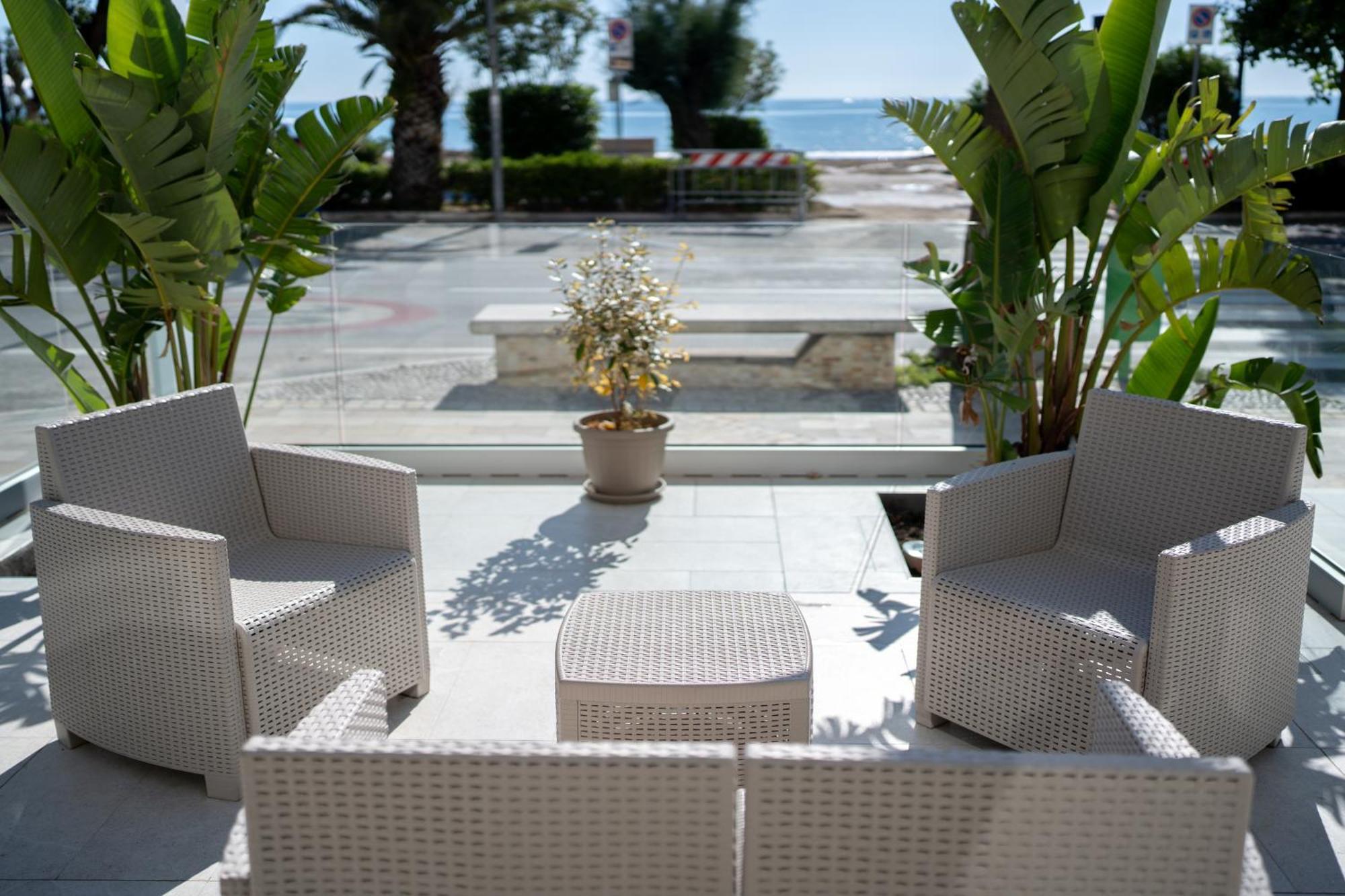 Hotel Petite Fleur Alba Adriatica Bagian luar foto