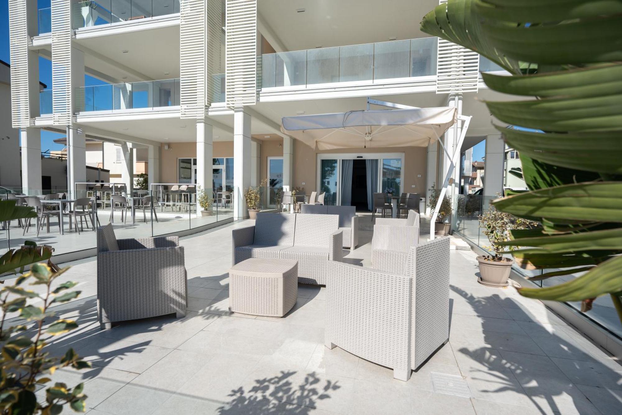 Hotel Petite Fleur Alba Adriatica Bagian luar foto