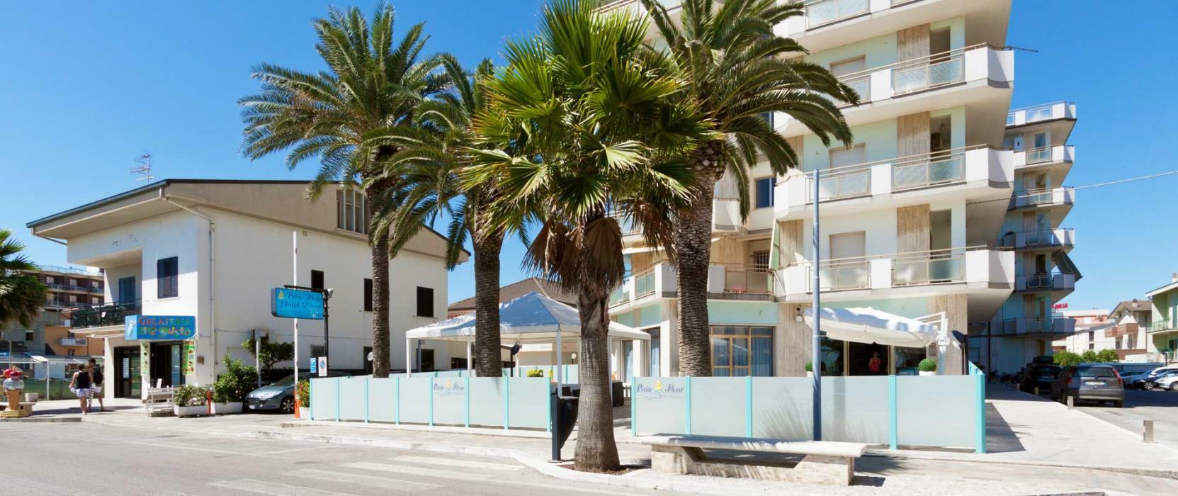 Hotel Petite Fleur Alba Adriatica Bagian luar foto
